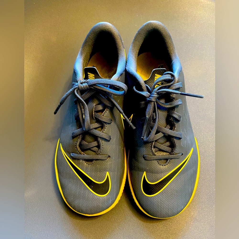 Nike Turf Shoes Soccer Boys Size 13.5 C